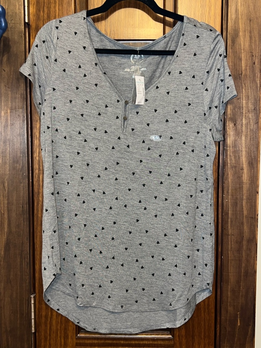 Maurices Grey V-Neck Short Sleeve Tee with Black Heart Print